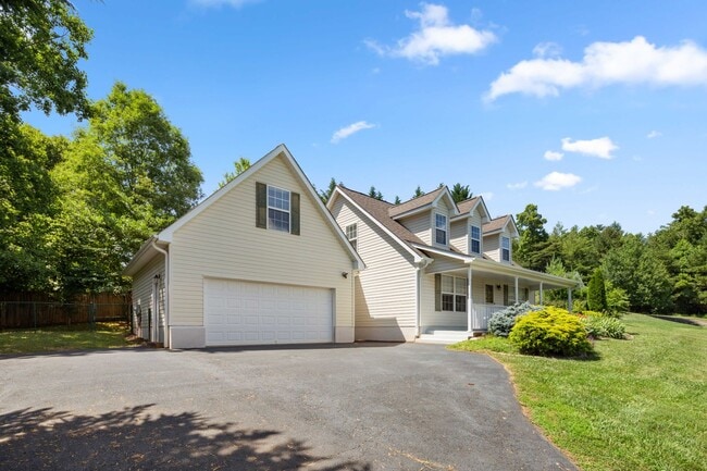 Building Photo - Lovely Two-Story Home in Weaverville