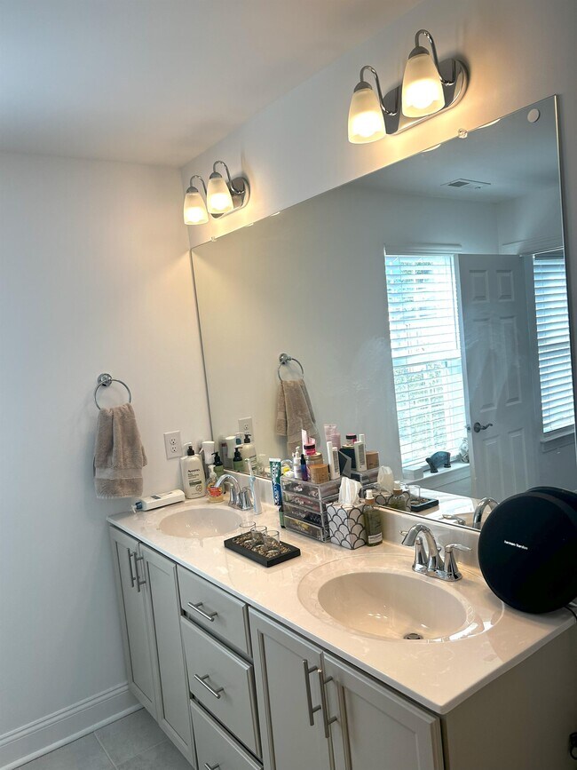 Building Photo - 16760 River View Cir