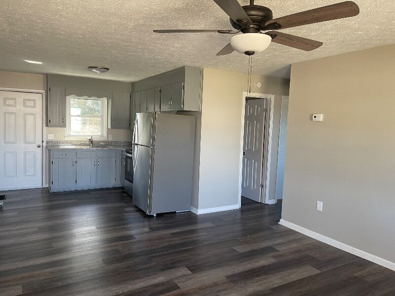 Building Photo - 305 Houseal St