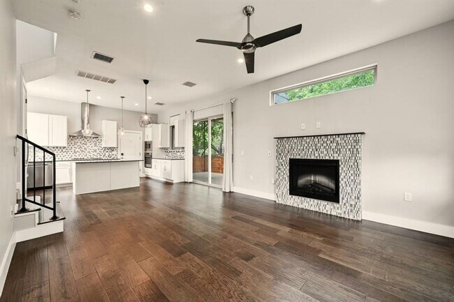 Building Photo - Chic on Chestnut!