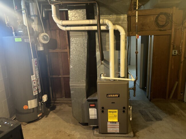 Building Photo - 412 Joan Ave SE