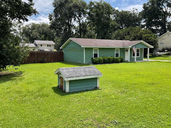 Building Photo - "Charming 3-Bedroom Haven with 2 Full Bath...
