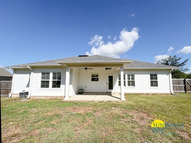 Building Photo - Stunning 3 Bedroom Home in North Crestview!