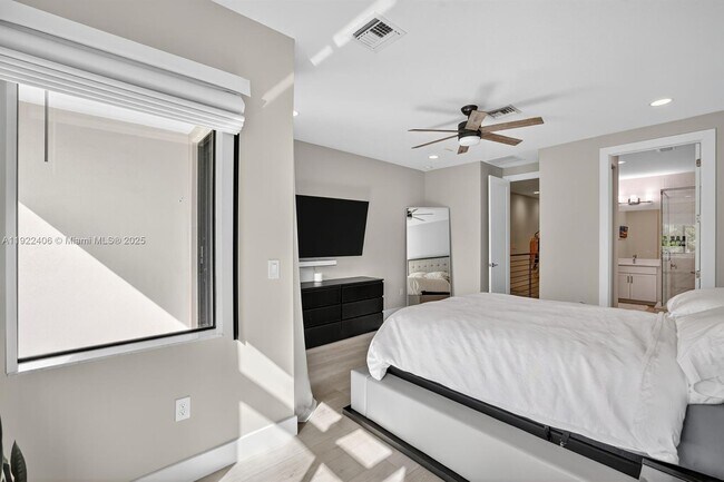 Building Photo - 1402 SW 4th Ave