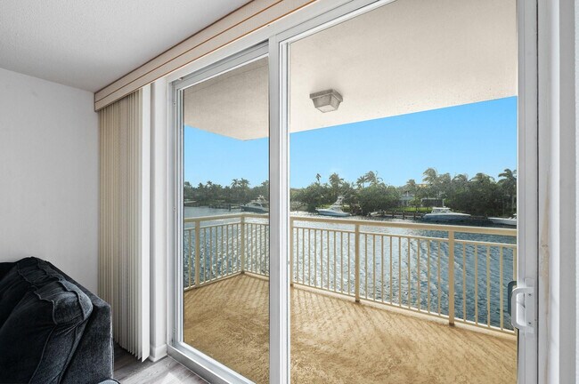 Building Photo - 1050 Hillsboro Mile