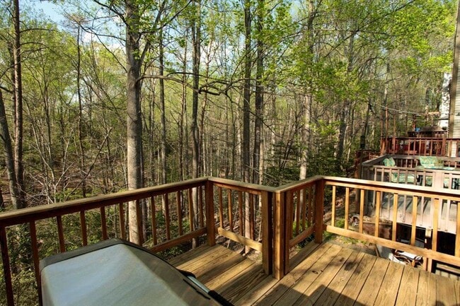 Building Photo - Fantastic 3br End-Unit Town Home in highly sought Silver Spring Neighborhood - Ready mid-June