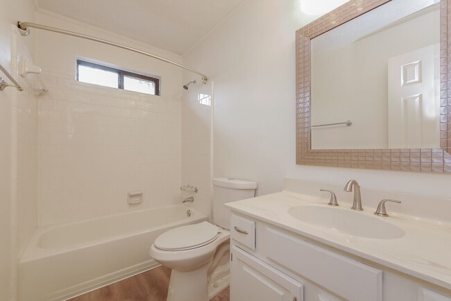 Building Photo - 9908 Point View Dr