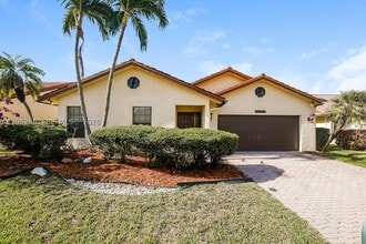 Building Photo - 7045 Golf Pointe Cir