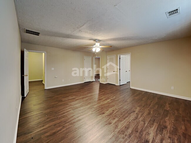 Building Photo - 1401 Buckingham Pl