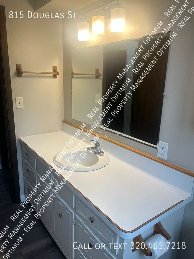 Building Photo - 815 Douglas St