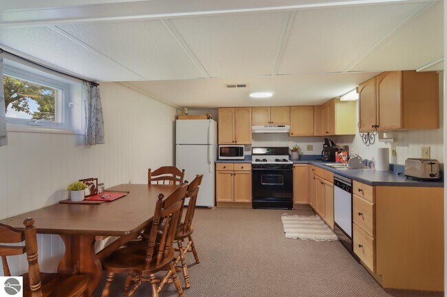 Building Photo - 7079 Hawley Rd