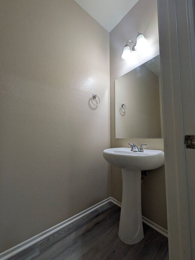Building Photo - Beautiful 3 bedroom home