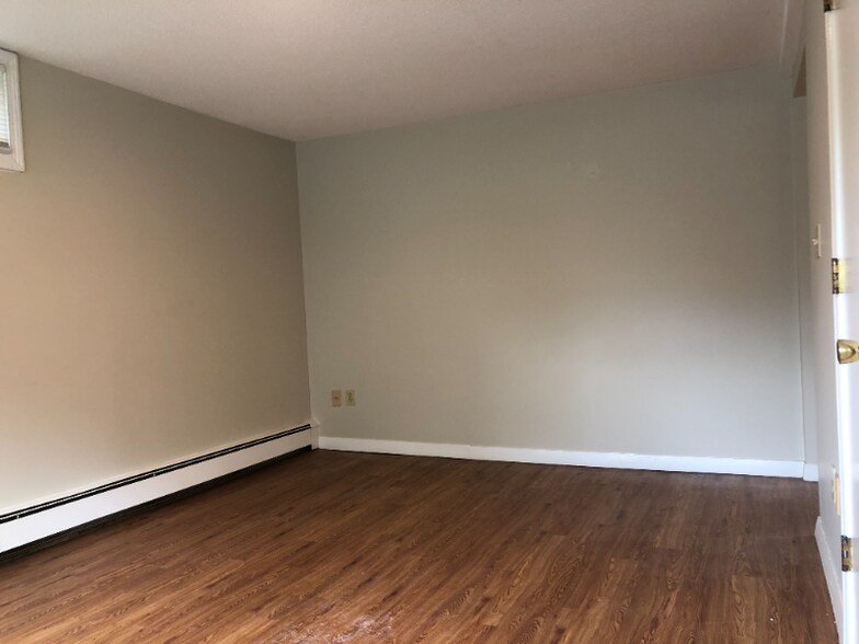 Building Photo - 1233 Main St