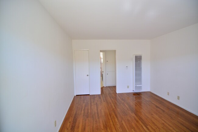 Building Photo - 1001 Hill St