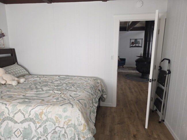 Building Photo - Quiet furnished cabin for ski lease