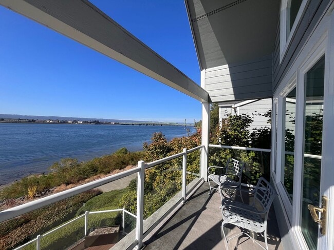 Building Photo - STUNNING 3 bed 2.5 bath Condo on the Colum...