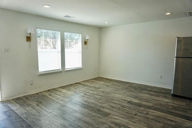 Building Photo - 2610 Cochran St