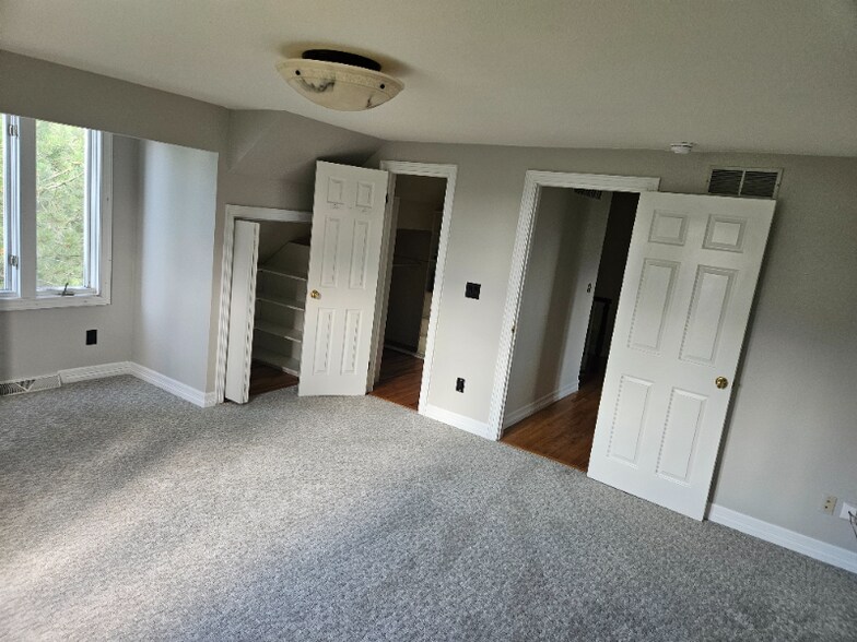 Building Photo - 10032 E Meadow Run