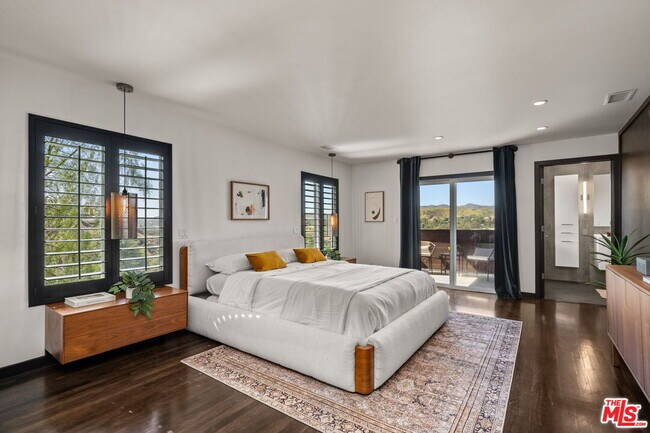 Building Photo - 28207 Laura La Plante Dr