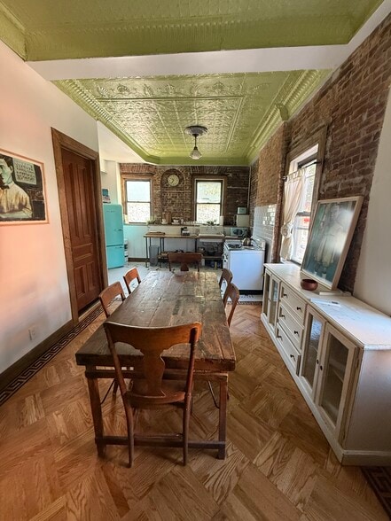 Dining area - 373 Decatur St