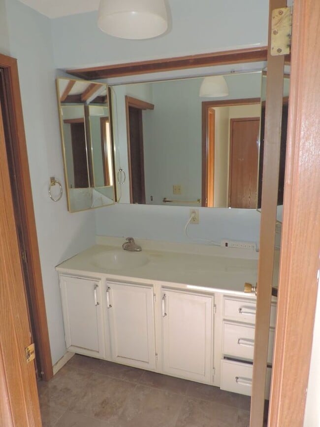 Building Photo - $1425 | 2 Bedroom + Den, 2.5 Bathroom TOWN...