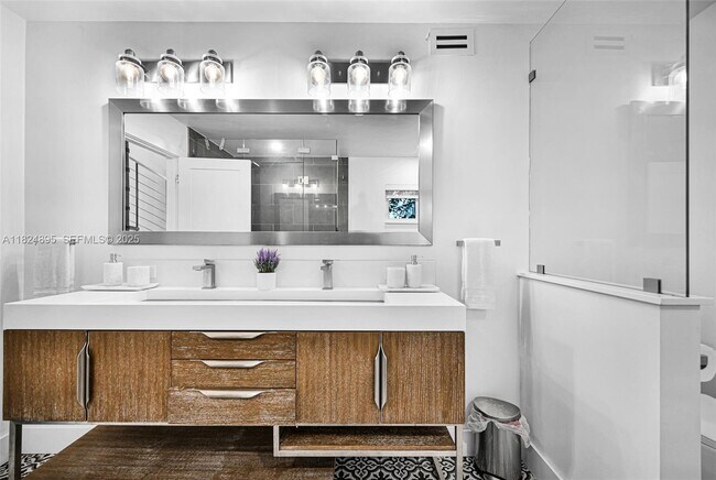 Building Photo - 150 NE 50th St