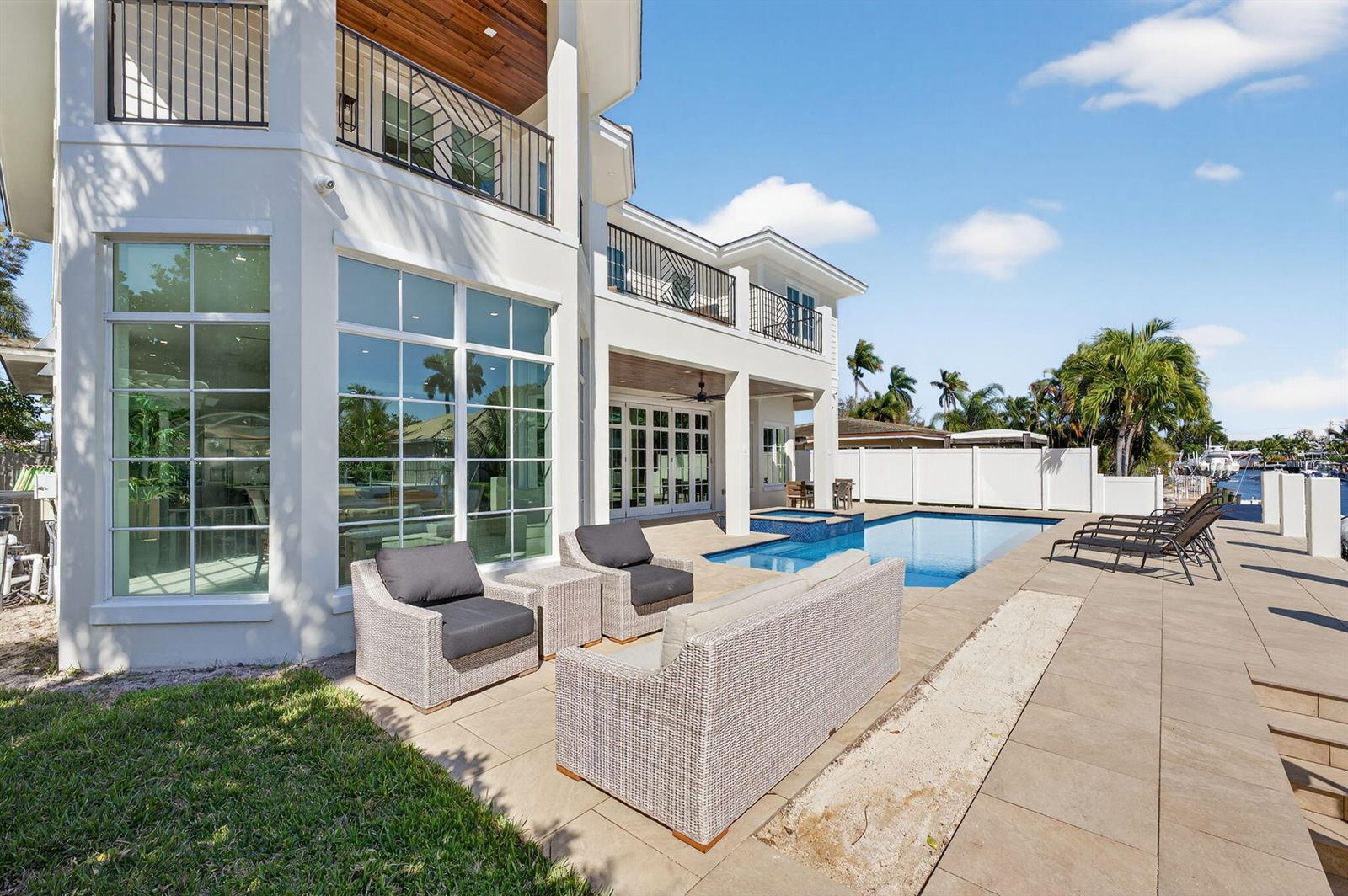 Building Photo - 310 SE 9th Ct