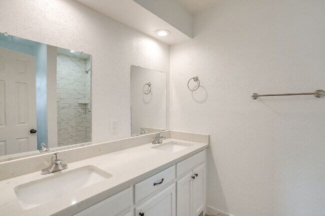 Building Photo - Spacious, Recently Updated Duplex!