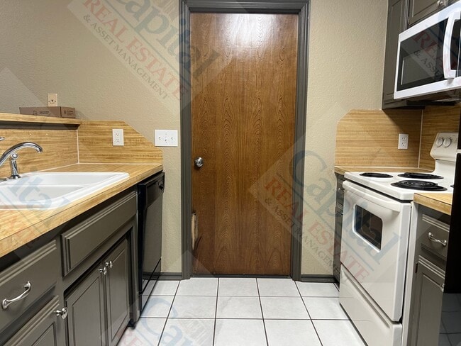 Building Photo - 2 Bedroom Duplex