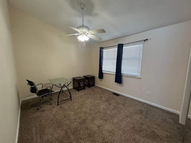 Building Photo - 3 Bed / 2.5 Bath – Steps from Doak Campbell Stadium – Only $1,800!