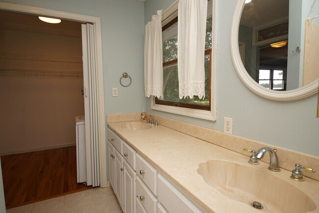 Building Photo - 223 S Bayshore Dr