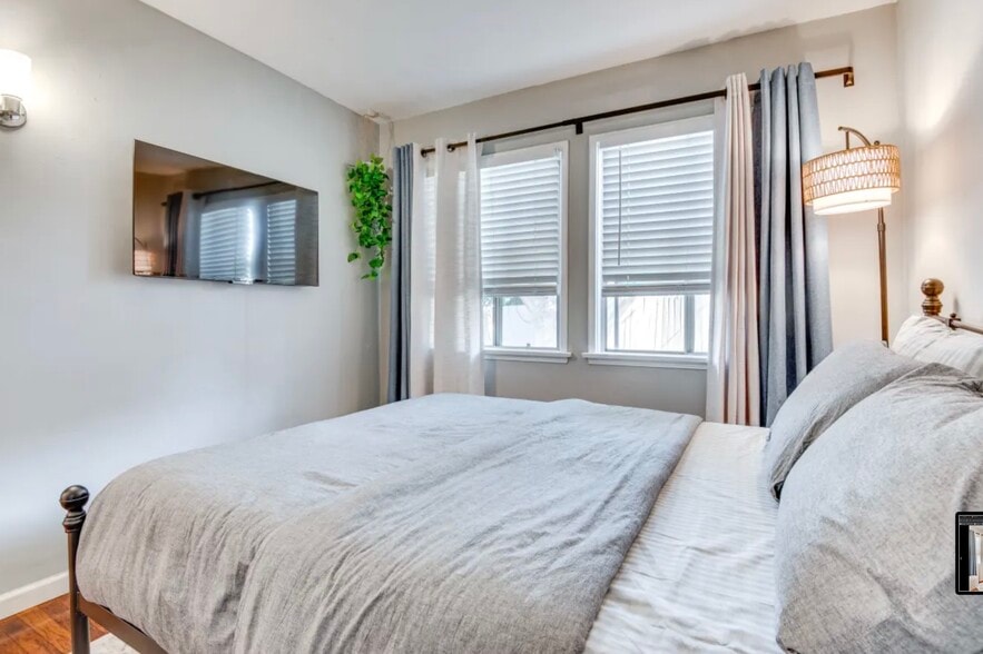 Building Photo - 504 N Rosemary Ln