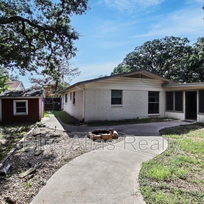 Building Photo - 1520 Sunnybrook Dr