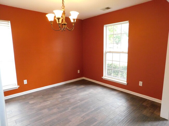 Building Photo - Nice home near outlet mall