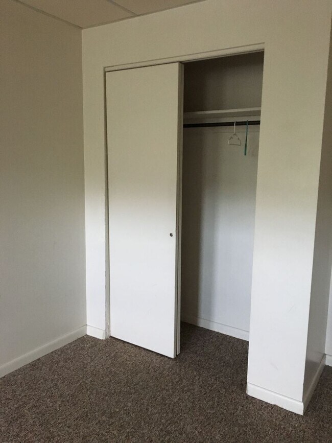 Building Photo - 613 W Broadway