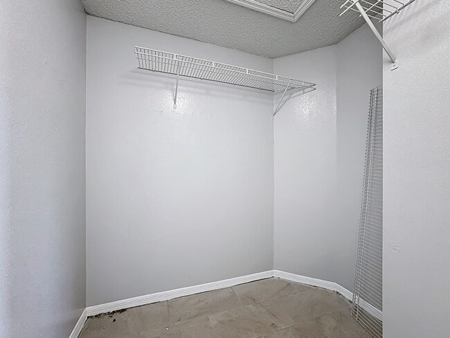 Building Photo - Spacious 4-Bedroom Retreat with 2 Baths in Brandon - 2103 Sq. Ft. of Comfort Awaits!