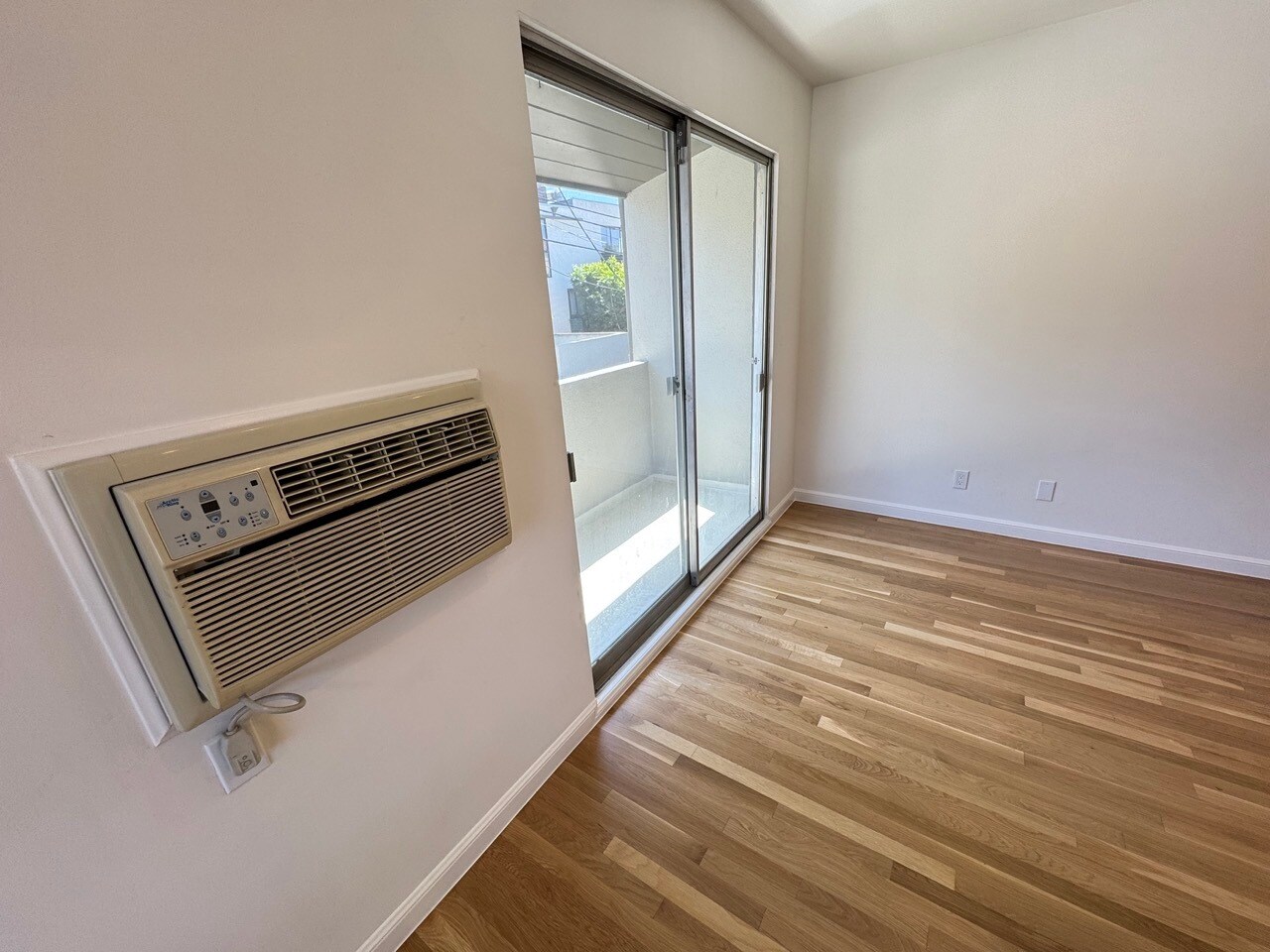 Building Photo - 822 N Martel Ave