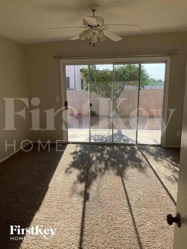 Building Photo - 805 N Posthole Ln