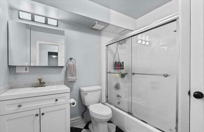 Building Photo - Colonial