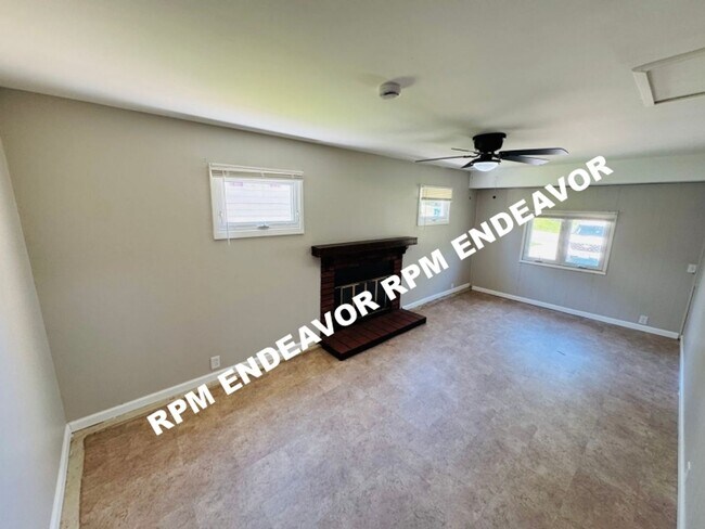 Building Photo - Just Hit the Market — Spacious Layout + Basement Space in St. Louis, Housing Choice Voucher Accep...