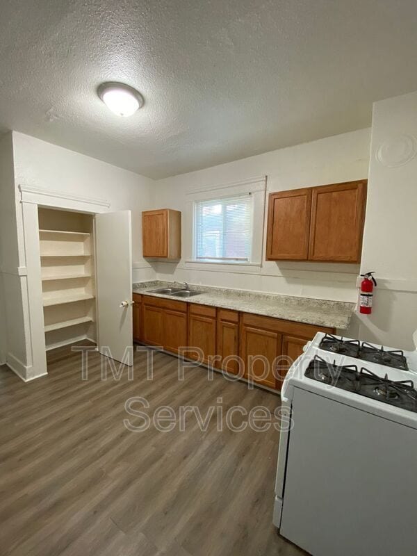 Building Photo - 202-208 W Oak Street