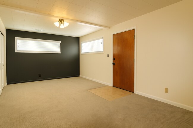 Building Photo - Charming Bend Home with Spacious Bonus Roo...