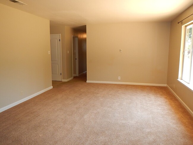 Building Photo - Charming 4Bed 2 Bath in great family neigh...