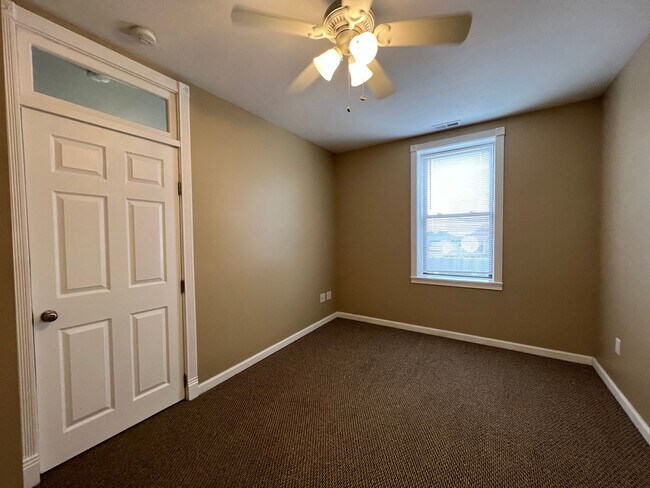 Building Photo - 512 Hampshire St