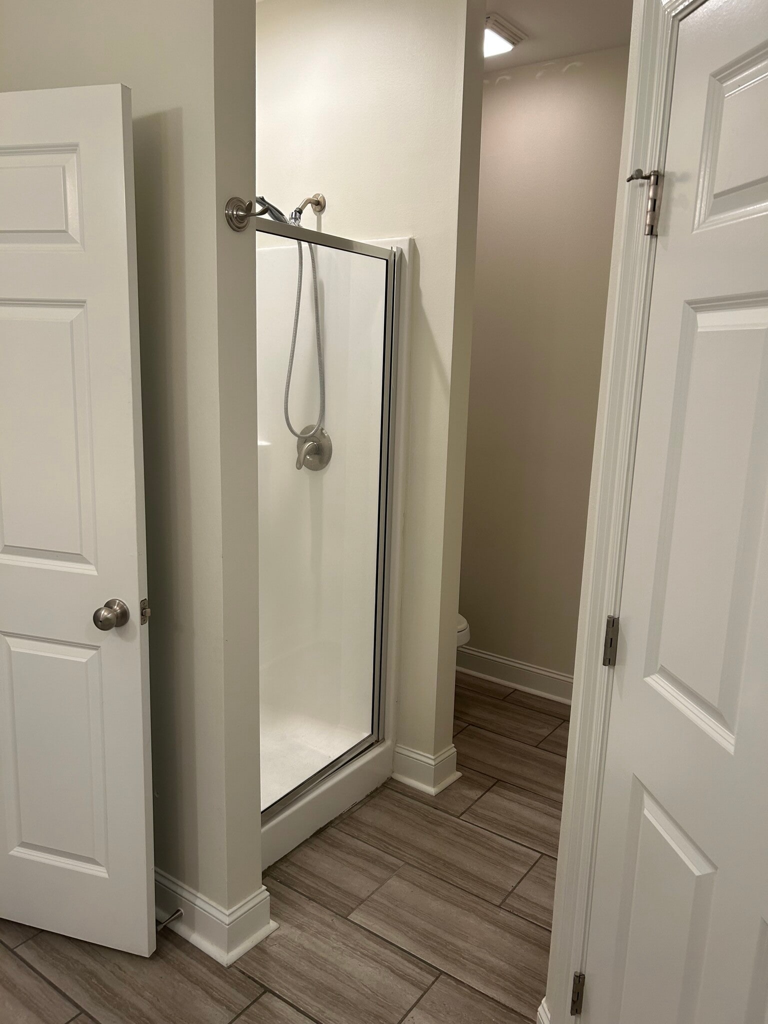 Master bath shower - 14248 Woodtrace Ct