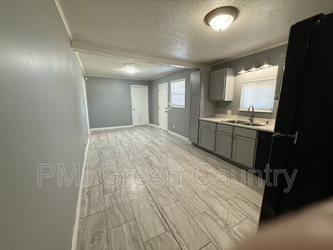 Building Photo - 2626 W 48th St
