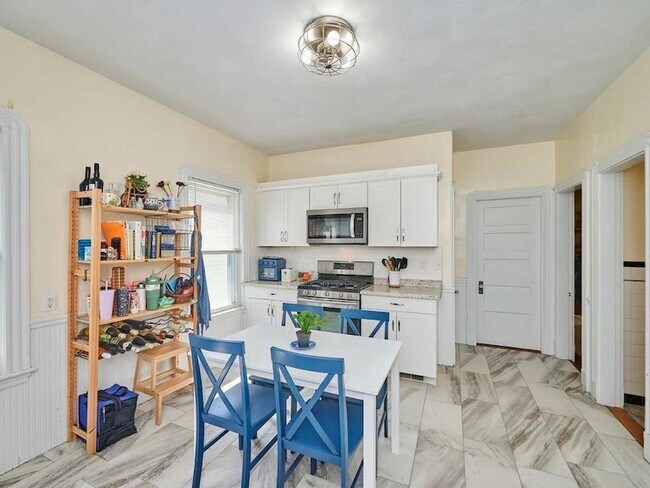 Building Photo - 48 Wordsworth St