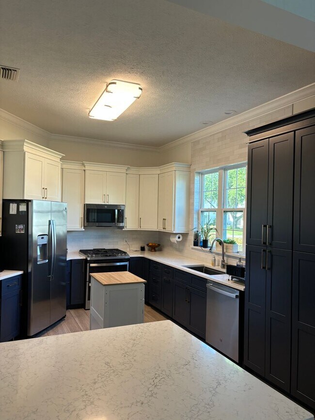 Building Photo - 2115 Country Club Dr