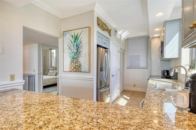 Building Photo - 1065 Gulf of Mexico Dr