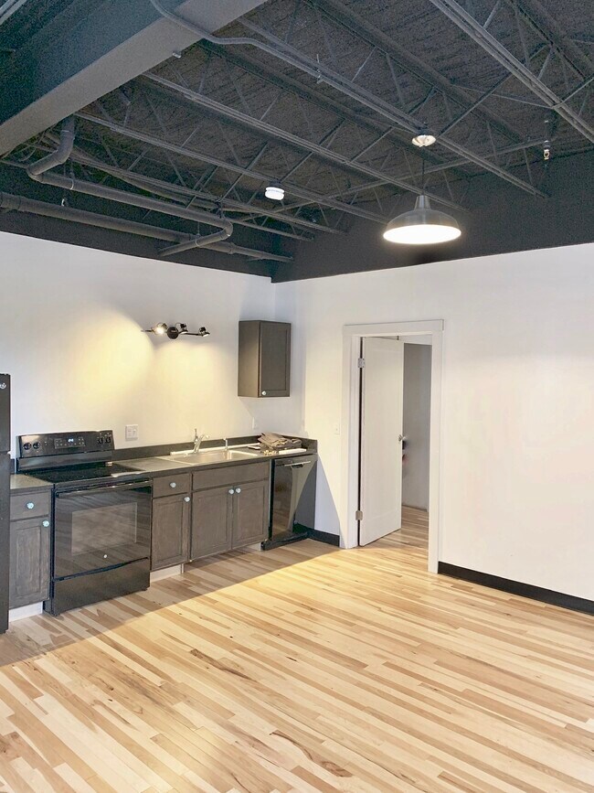 Building Photo - 181 Elm St